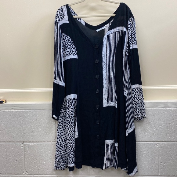 Iguana Inc. Dresses & Skirts - Iguana Inc women’s M/L black and white print button down dress